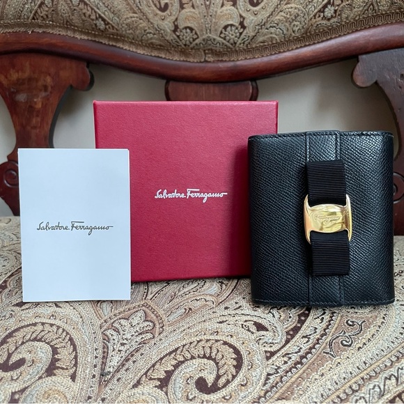 Salvatore Ferragamo Bow Front Black Leather Bifold Wallet Made in Italy w/ COA - Picture 1 of 16